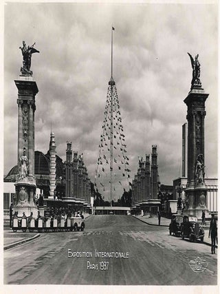 Extensive Collection of Souvenir Postcards from the Exposition Internationale des Arts et Techniques dans la Vie Moderne of 1937 in Paris.
